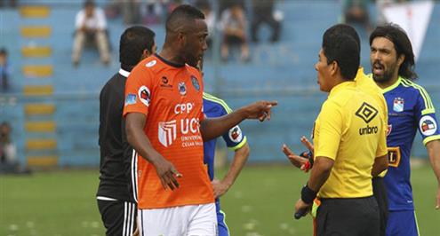 فيديو.. لاعب يهدد بالخروج من الملعب أثناء مباراة لسباب الجماهير ضده